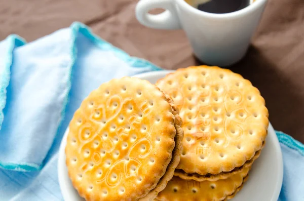 イタリアの朝食のコーヒーとビスケットのチョコレートで満たされたカップと — ストック写真