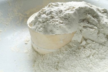 beyaz un lu bir elek büyük bir kaptadır. mutfak ışık arka plan