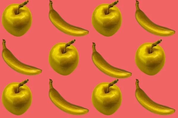 Koláž Zlatých Jablek Banánů Korálovém Pozadí Izolovat — Stock fotografie