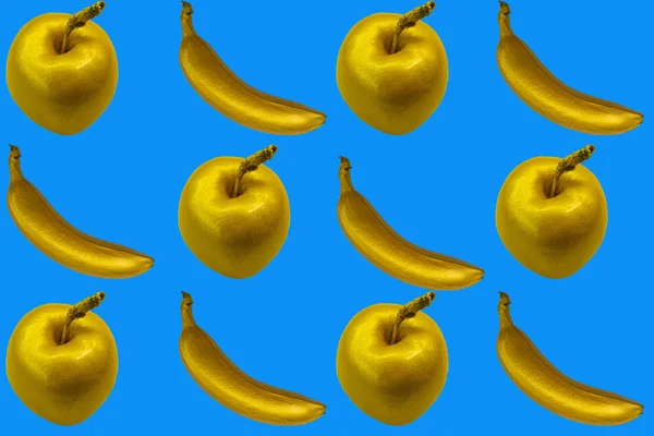 Collage Manzanas Doradas Plátanos Sobre Fondo Azul Aislar — Foto de Stock