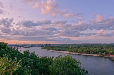 Gece Kiev. güzel pembe bulutlar ile gün batımında Dinyeper görünümü
