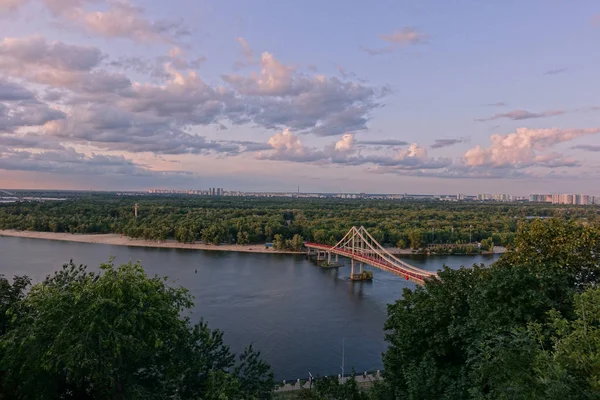 Gece Kiev. güzel pembe bulutlar ile gün batımında Dinyeper görünümü
