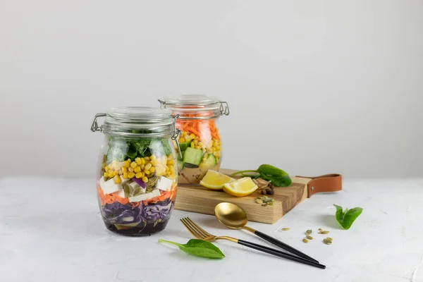 Sağlıklı vejetaryen ev yapımı Mason Jar taze salatası ve hafif bir arka planda kesilmiş nohut ve sebzeler. Diyet, Detoks, Temiz Yeme, Vegan çiğ gıda konsepti..