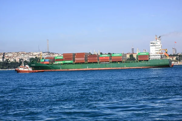 イスタンブールからの貨物船 — ストック写真