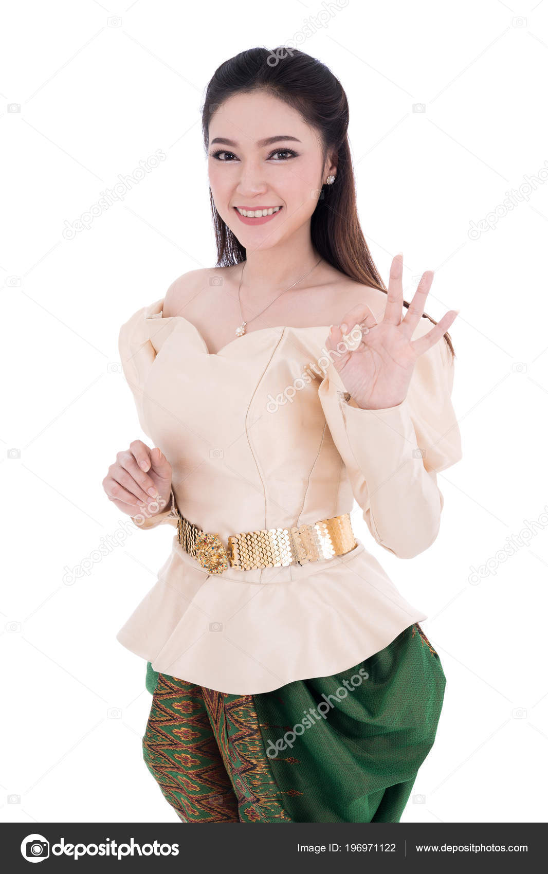 https://st4.depositphotos.com/1655708/19697/i/1600/depositphotos_196971122-stock-photo-beautiful-woman-thai-traditional-dress.jpg