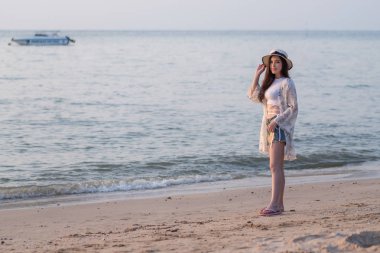 kadın portresi keyfini çıkarın deniz sahilde