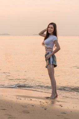 kadın zevk gün batımı ile deniz sahilde