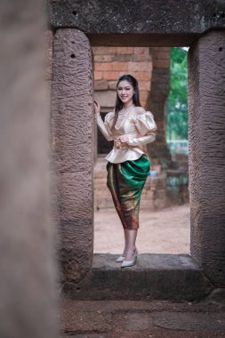 Geleneksel Tayland elbisesi içinde mutlu güzel bir kadın 