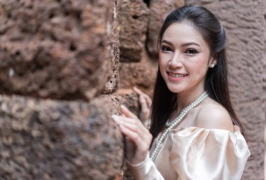 Geleneksel Tayland elbisesi içinde mutlu güzel bir kadın 