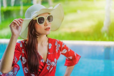 Yüzme havuzunda mutlu kadın portresi