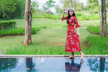 Yüzme havuzunda güzel kadın portresi