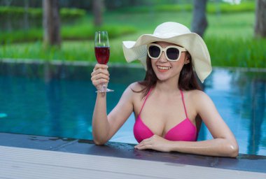 Yüzme havuzunda mutlu güzel kadın 