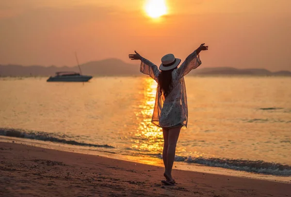 Mujer Disfrutar Playa Del Mar Con Puesta Sol — Foto de Stock