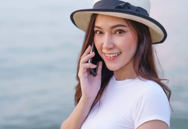 Hermosa Mujer Usando Teléfono Móvil Playa Del Mar —  Fotos de Stock