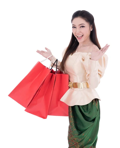 白い背景に分離された買い物袋を保持しているタイの伝統的なドレスで幸せな女 — ストック写真