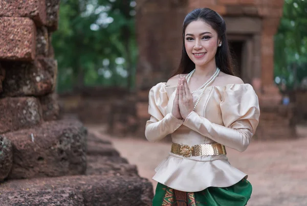 Hermosa Mujer Tailandés Vestido Tradicional Pagar Respeto —  Fotos de Stock