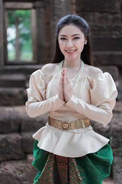 Hermosa Mujer Tailandés Vestido Tradicional Pagar Respeto —  Fotos de Stock