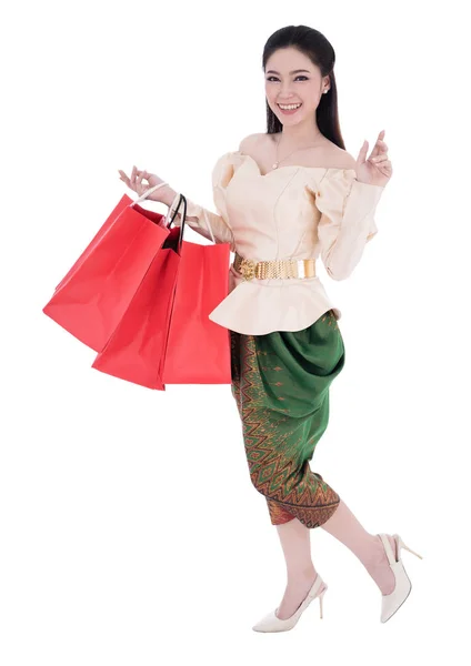 Mulher Feliz Tailandês Vestido Tradicional Segurando Saco Compras Isolado Fundo — Fotografia de Stock