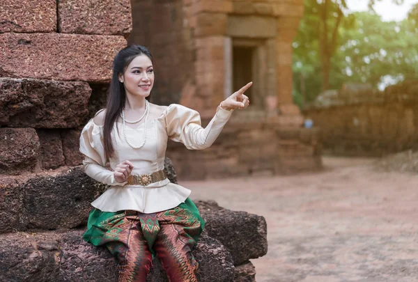 Feliz Hermosa Mujer Tailandés Vestido Tradicional Está Señalando —  Fotos de Stock