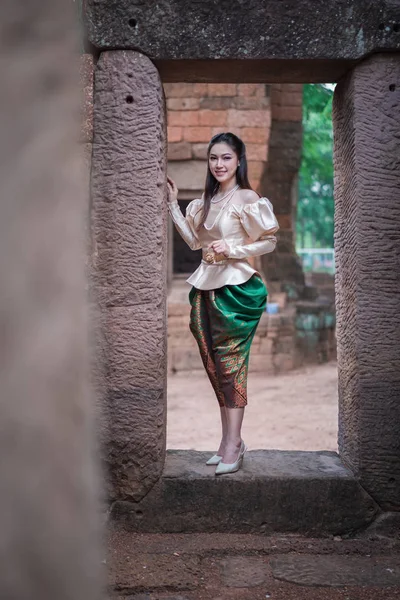 Gelukkig Mooi Vrouw Thaise Traditionele Jurk — Stockfoto