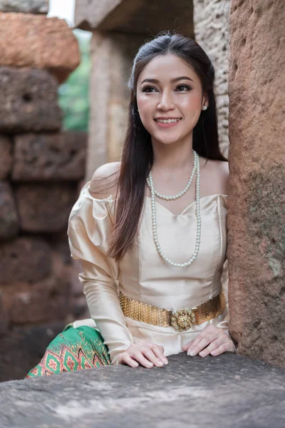 Heureuse Belle Femme Robe Traditionnelle Thaïlandaise — Photo