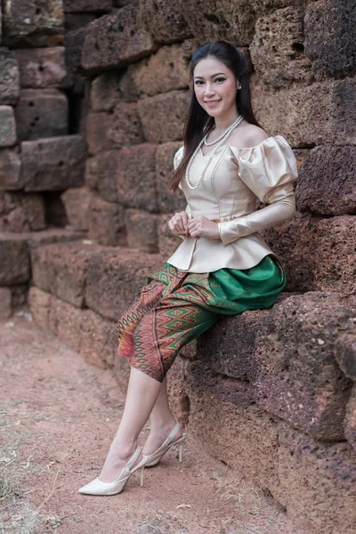 Wanita Cantik Bahagia Dalam Pakaian Tradisional Thailand — Stok Foto