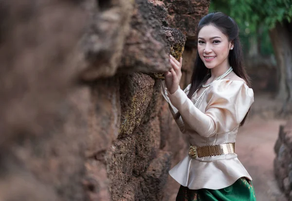 Glad Vacker Kvinna Thailändsk Traditionell Klänning — Stockfoto