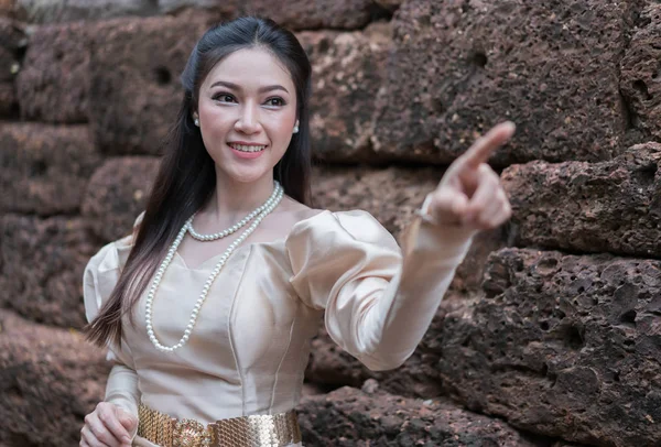 Mulher Bonita Feliz Emtailandês Vestido Tradicional Está Apontando — Fotografia de Stock