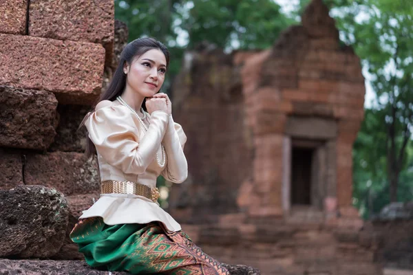 Mulher Bonita Feliz Tailandês Vestido Tradicional — Fotografia de Stock