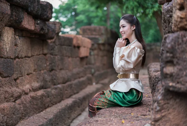 Mujer Hermosa Feliz Vestido Tradicional Tailandés —  Fotos de Stock