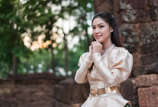 Szczęśliwa Piękna Kobieta Tradycyjnej Tajskiej Sukience — Zdjęcie stockowe