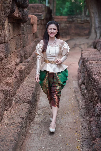 Belle Femme Dans Robe Traditionnelle Thaïlandaise Marche — Photo