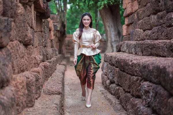 Piękna Kobieta Tradycyjnym Stroju Tajski Jest Chodzenie — Zdjęcie stockowe