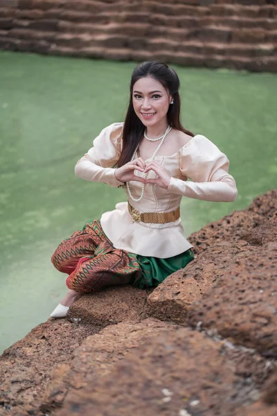 Happy Krásná Žena Thajských Tradičních Šatů Rybníka — Stock fotografie