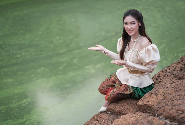 Gelukkig Mooie Vrouw Thaise Traditionele Kleding Buurt Van Vijver — Stockfoto