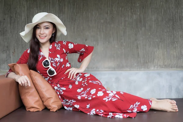 Portrait Femme Relaxant Sur Une Chaise — Photo