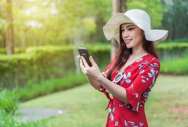 Schöne Frau Nutzt Smartphone Für Soziales Netzwerk — Stockfoto