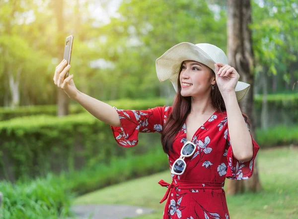 スマート フォンで Selfie 写真を作る美しい女性 — ストック写真