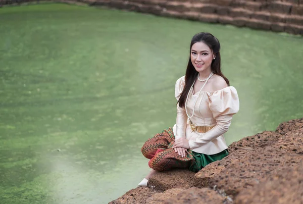 Mulher Bonita Feliz Tailandês Vestido Tradicional Perto Lagoa — Fotografia de Stock