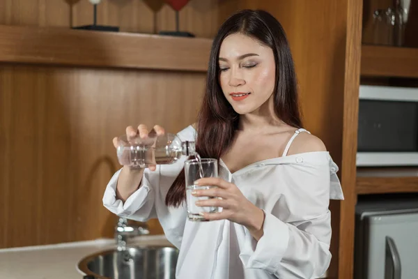 Donna Versando Acqua Bottiglia Vetro Cucina — Foto Stock