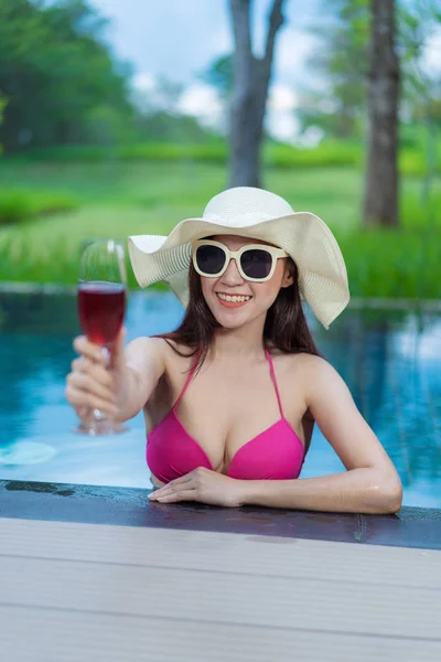 スイミング プールの美しい女性の幸せ — ストック写真