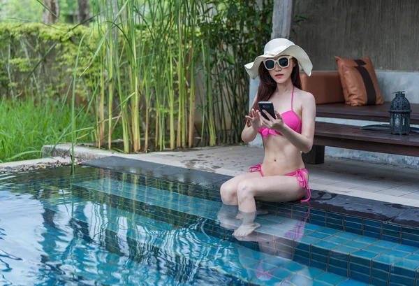 Mujer Joven Usando Teléfono Móvil Piscina — Foto de Stock