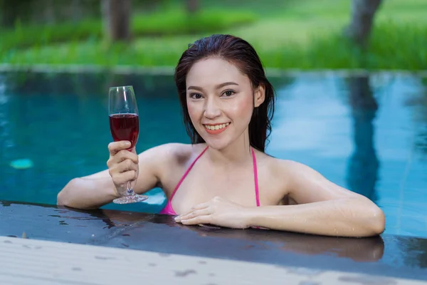 Glückliche Schöne Frau Schwimmbad — Stockfoto