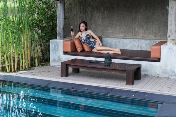 Mujer Descansando Silla Sosteniendo Vaso Piscina — Foto de Stock