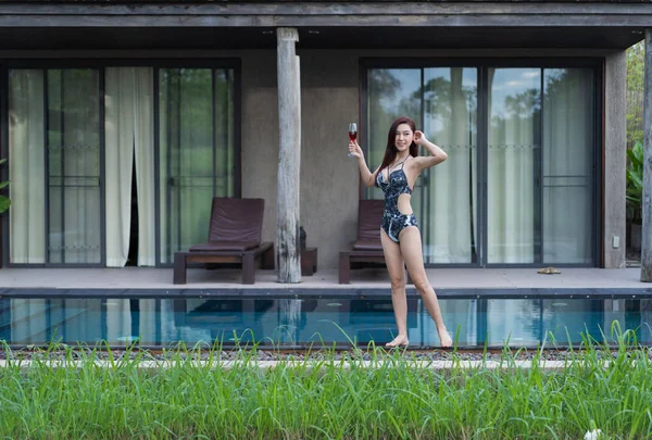 Feliz Hermosa Mujer Piscina —  Fotos de Stock