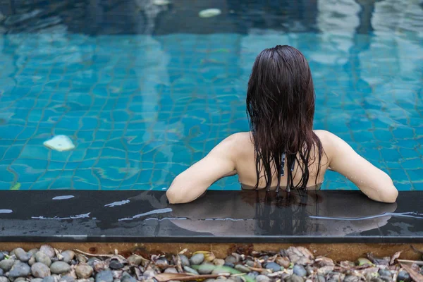 Beautiful Young Woman Swimming Pool — Stock Photo, Image