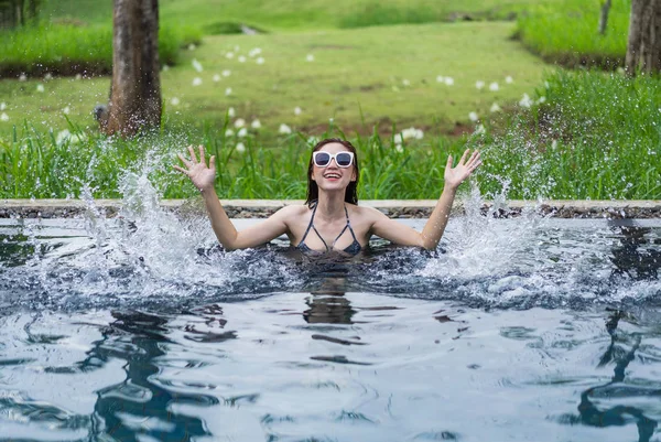 Mladá Krásná Žena Stříkající Voda Bazénu — Stock fotografie