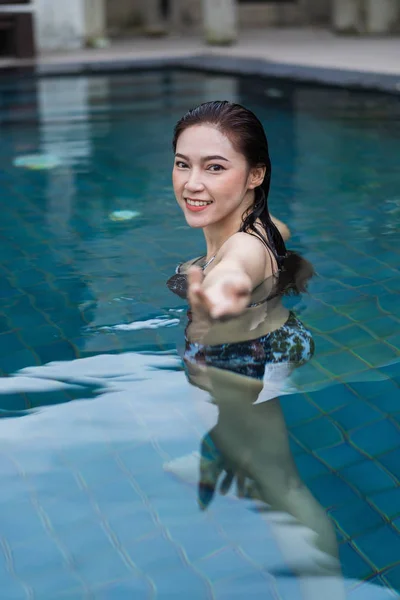 Mulher Bonita Feliz Piscina — Fotografia de Stock