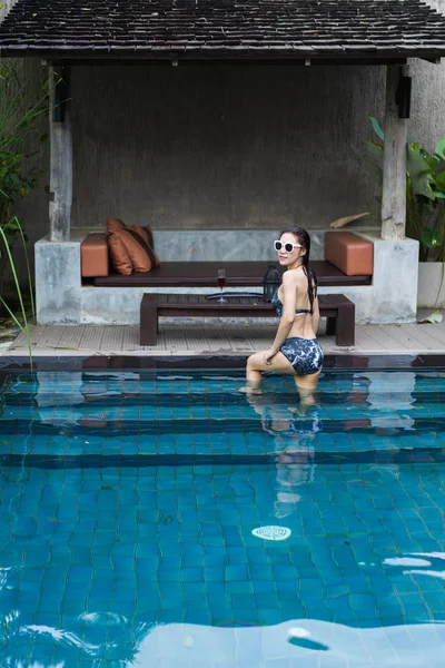 Feliz Hermosa Mujer Piscina — Foto de Stock