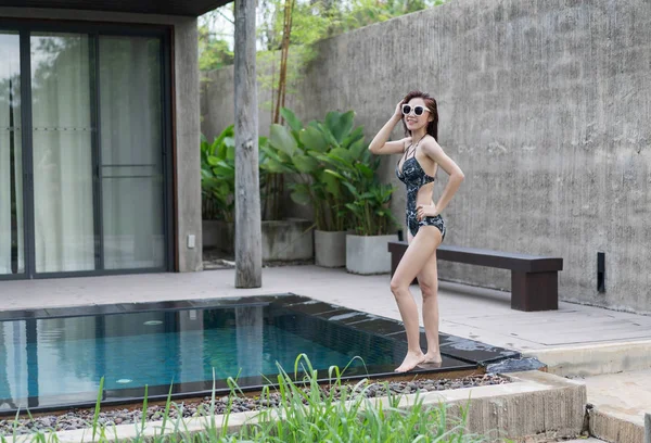 Yüzme havuzunda duran genç güzel kadın